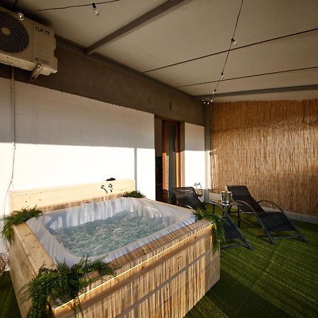 Ferienwohnung Atticoderossi A 500Mt Da Stazione&Centrostorico Bari Exterior foto